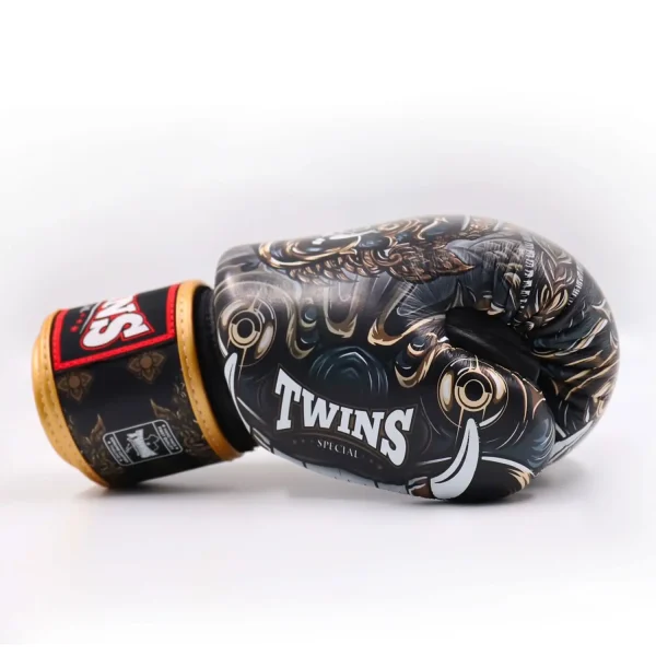 Twins Special Yakthai Boxing Gloves Fbgvl3 63 Black 2 Twins Special Yakthai Boxing Gloves FBGVL3-63 in professional action.