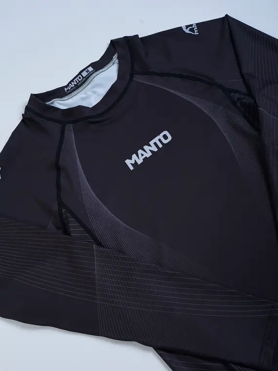 Man in Manto Flow Long Sleeve Rash Guard