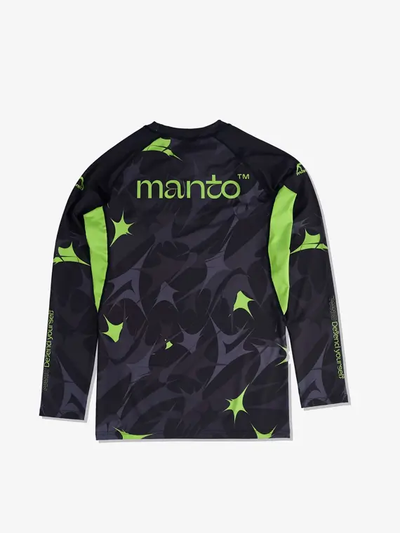 Manto Terra Long Sleeve Rash Guard in action