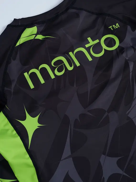 Manto Terra Long Sleeve Rash Guard in action