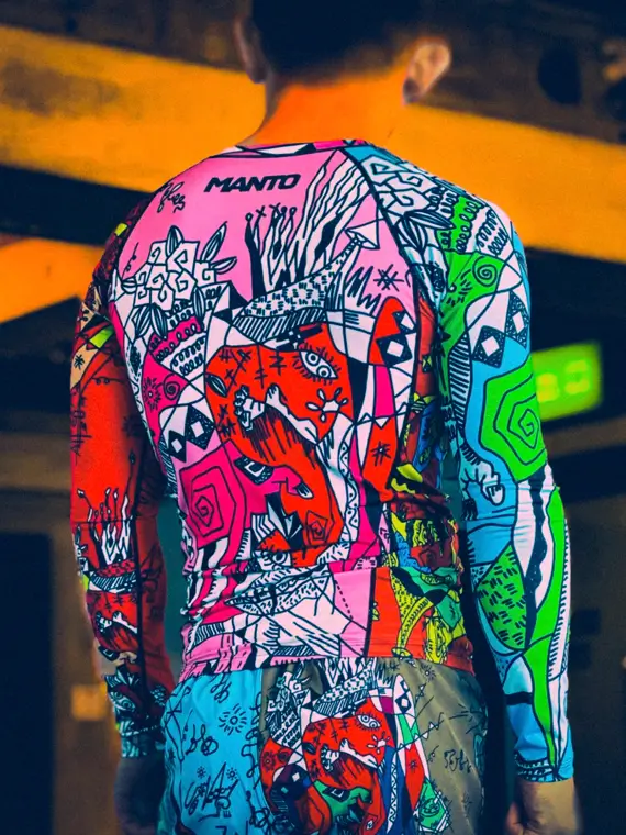 Manto Wicky Longsleeve Rash Guard Product Image Manto Wicky Longsleeve Rash Guard in action
