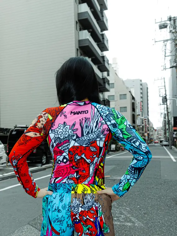 Manto Wicky Long Sleeve Rash Guard Display Manto Wicky Longsleeve Rash Guard in action