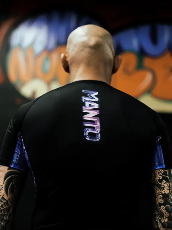 Manto Mirage Rashguard - Expert Workout Gear Man wearing Manto Mirage Rashguard while practicing martial arts