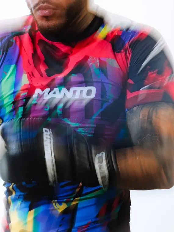 Manto Rave Rashguard on Model A woman wearing the Manto Rave Rashguard