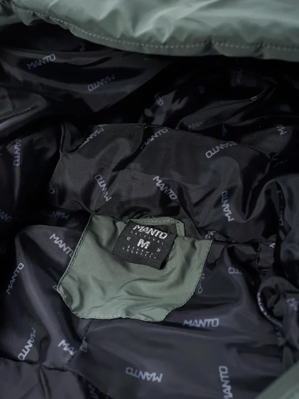Manto Ahead Puffer Jacket in modern street style look