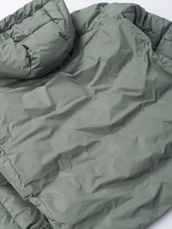 Person wearing a Manto Ahead Puffer Jacket
