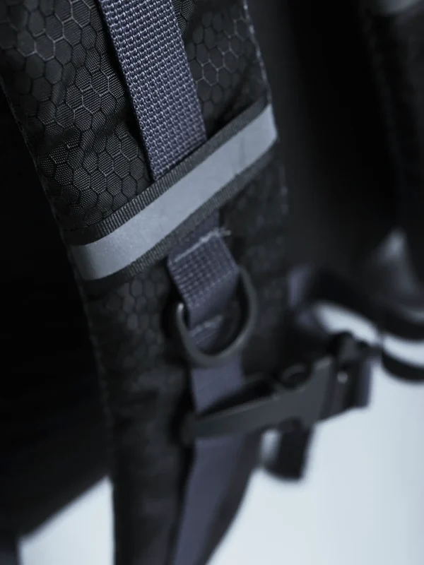 Manto Cross Backpack in black