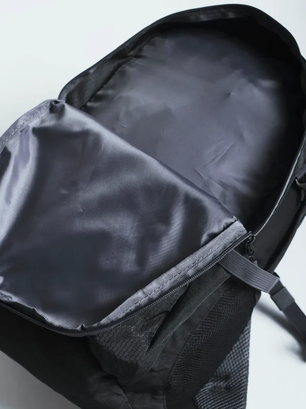 Manto Cross Backpack in a lifestyle setting