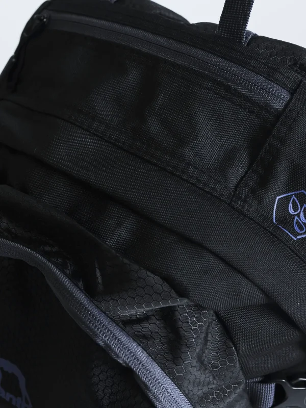 Manto Cross Backpack in a neutral setting