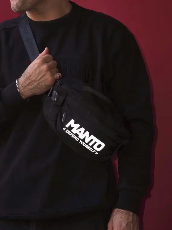 Manto Defend Waist Bag Black 6 A man wearing the Manto Defend Waist Bag around his waist.