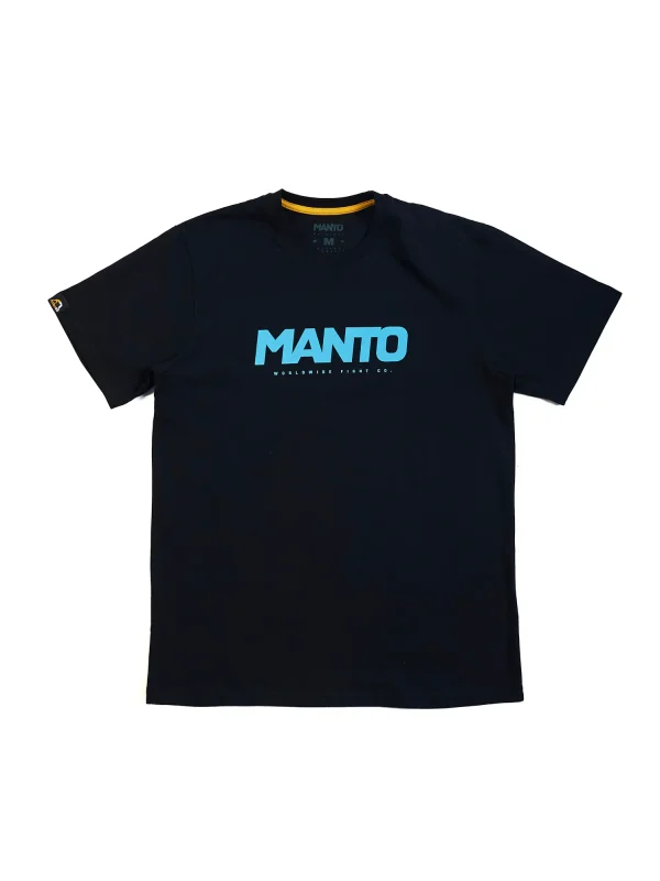Man wearing Manto Gym 2.0 T-Shirt.