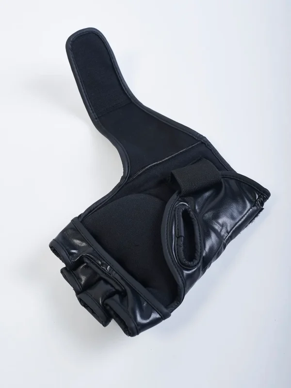 Manto Impact Mma Gloves Black 5 Close up image of Manto Impact MMA Gloves
