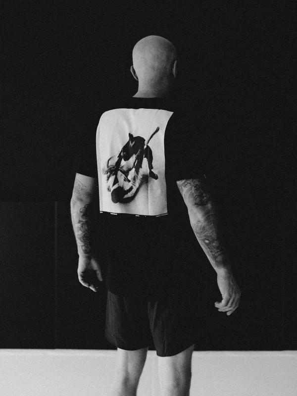 Manto Motion T Shirt Black White 4 Man in a black Manto Motion T-Shirt performing martial arts