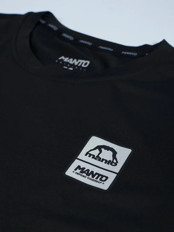 Man wearing the Manto Pulse Performance T-Shirt