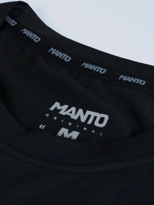 Man wearing Manto Pulse Performance T-Shirt