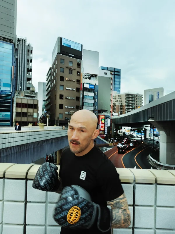 Man wearing Manto Pulse Performance T-Shirt