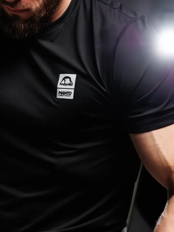Man wearing a Manto Pulse Performance T-Shirt