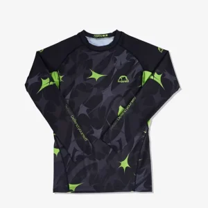 Woman wearing Manto Terra Long Sleeve Rash Guard
