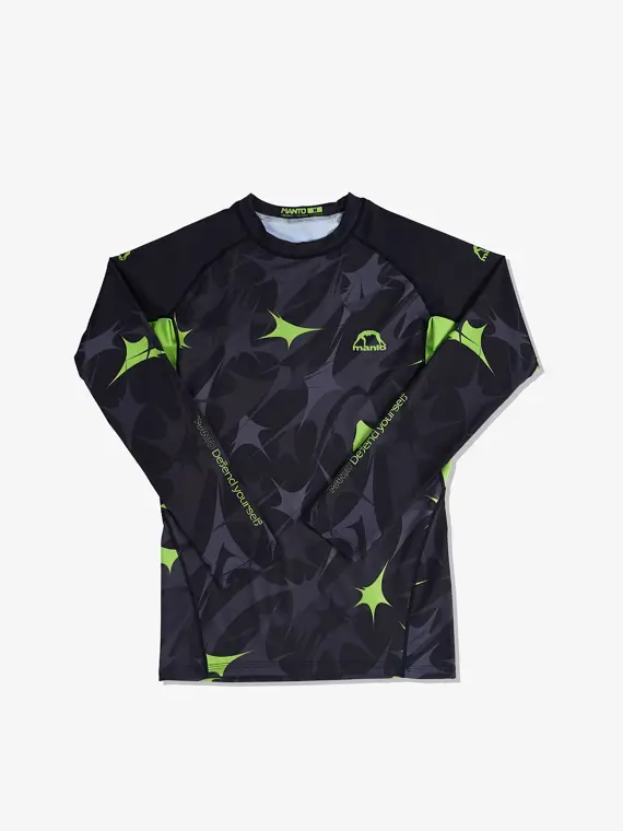Woman wearing Manto Terra Long Sleeve Rash Guard