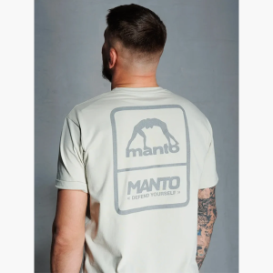 Model weaing Manto's Mens Casual T-Shirts